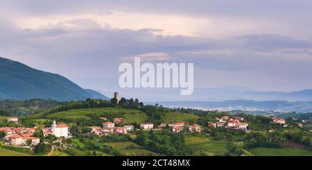 Vignobles et la ville de Kojsko, Goriska Brda (collines de Gorizia), à Brda, la région viticole de Slovénie, Europe Banque D'Images