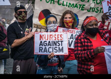 Une coalition de groupes militants luttant pour le climat et la justice sociale s'est emmenée dans la rue de New York pour protester. Banque D'Images