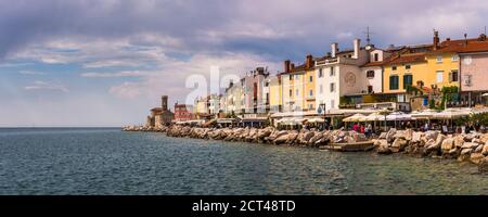 Photo panoramique du front de mer de Piran et du phare de Piran, Istrie slovène, Slovénie, Europe Banque D'Images