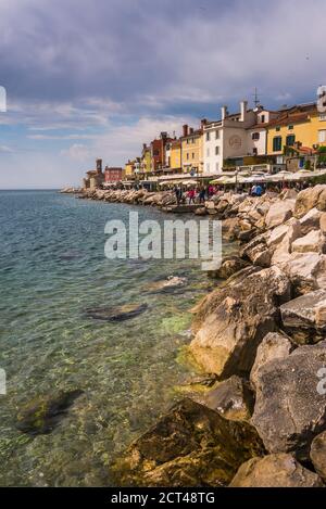 Front de mer de Piran et phare de Piran, Istrie slovène, Slovénie, Europe Banque D'Images