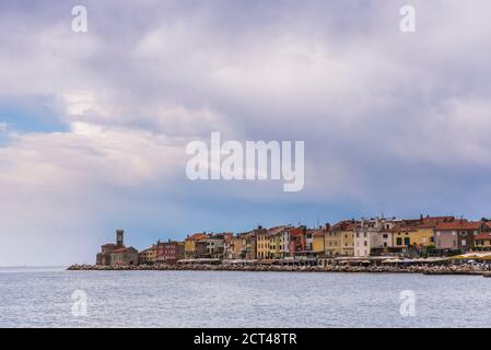 Front de mer de Piran et phare de Piran, Istrie slovène, Slovénie, Europe Banque D'Images