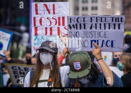 Une coalition de groupes militants luttant pour le climat et la justice sociale s'est emmenée dans la rue de New York pour protester. Banque D'Images