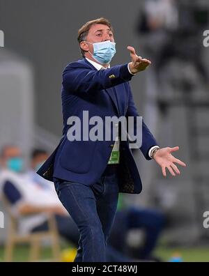 Doha, Qatar. 20 septembre 2020. Shota Arveladze, entraîneur en chef du Pakhtakor FC, réagit lors du match de football du groupe B de l'AFC Asian Champions League entre Shabab Al Ahli Dubai, des Émirats arabes Unis, et le Pakhtakor FC, d'Ouzbékistan, au stade Al-Janoub à Doha, capitale du Qatar, le 20 septembre 2020. Credit: Nikku/Xinhua/Alay Live News Banque D'Images