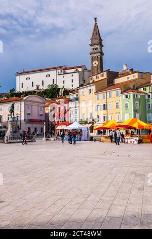 Clocher de l'église St George, vue de la place Giuseppe Tartini, Piran, Istrie slovène, Slovénie, Europe Banque D'Images