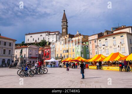 Clocher de l'église St George, vue de la place Giuseppe Tartini, Piran, Istrie slovène, Slovénie, Europe Banque D'Images