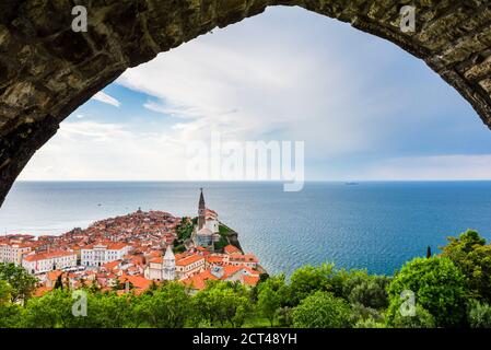 Piran et la mer Adriatique sur la côte méditerranéenne, vue depuis les remparts de la ville de Piran, Istrie slovène, Slovénie, Europe Banque D'Images