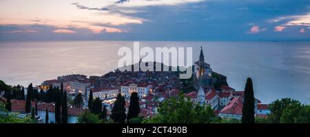 Photo panoramique de Piran, Slovénie au coucher du soleil, et de la mer Méditerranée, vue depuis les remparts de la ville de Piran, Istrie slovène, Slovénie, Europe Banque D'Images