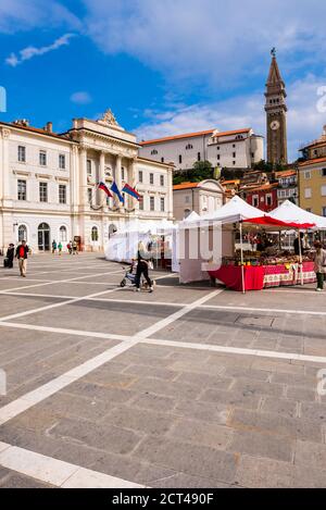 Marché de la place Tartini à Giuseppe Tartini Square, Piran, Istrie slovène, Slovénie, Europe Banque D'Images