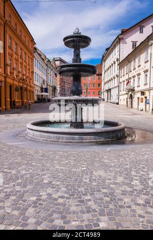 Ljubljana, fontaine sur le remblai de Breg à Novi Trg dans le centre de Ljubljana, Slovénie, Europe Banque D'Images