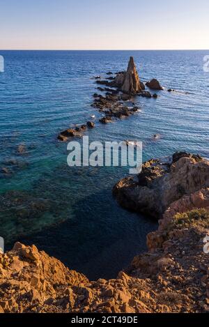 Arrecife de Las Sirenas affleurement rocheux au coucher du soleil, parc naturel de Cabo de Gata-Nijar, Andalousie, Almeria, Espagne, Europe Banque D'Images