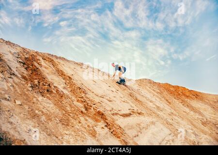 Snowboardeur homme surf sur les dunes à Dubaï, Émirats arabes Unis Banque D'Images