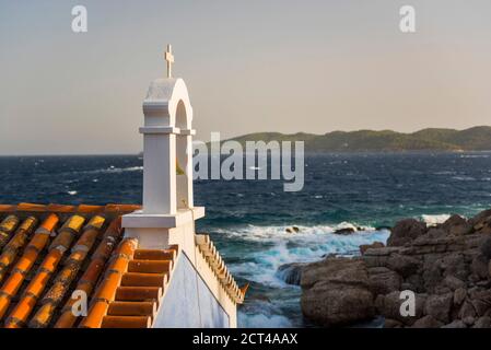 Eglise sur Spetses, Iles Saroniques, région Attique, Côte Egée, Grèce, Europe Banque D'Images