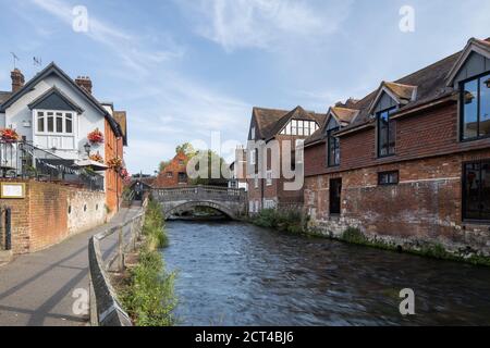 La promenade des Weirs, rivière Itchen, Winchester, Hampshire, Angleterre Banque D'Images