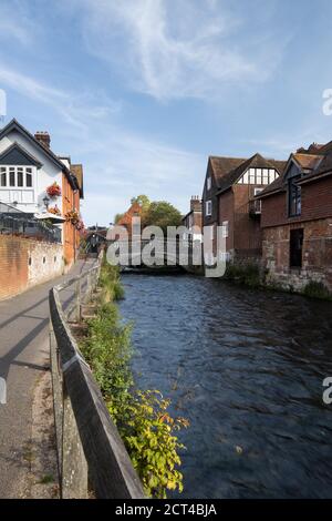 La promenade des Weirs, rivière Itchen, Winchester, Hampshire, Angleterre Banque D'Images