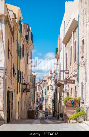 Alghero (Italie) - la ville marine et touristique sur l'île de Sardegna, colonie catalane avec la culture espagnole. Voici une vue sur le centre historique. Banque D'Images