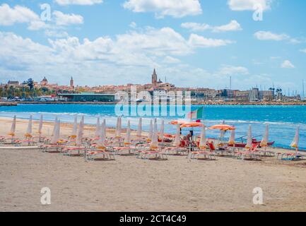 Alghero (Italie) - la ville marine et touristique sur l'île de Sardegna, colonie catalane avec la culture espagnole. Voici une vue sur le centre historique. Banque D'Images