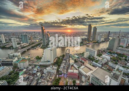 Bangkok Thaïlande, coucher de soleil sur la ville au bord de la rivière Chao Phraya et icône Siam Banque D'Images