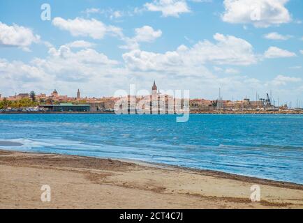 Alghero (Italie) - la ville marine et touristique sur l'île de Sardegna, colonie catalane avec la culture espagnole. Voici une vue sur le centre historique. Banque D'Images