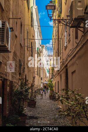 Alghero (Italie) - la ville marine et touristique sur l'île de Sardegna, colonie catalane avec la culture espagnole. Voici une vue sur le centre historique. Banque D'Images