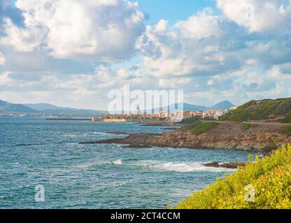 Alghero (Italie) - la ville marine et touristique sur l'île de Sardegna, colonie catalane avec la culture espagnole. Voici une vue sur le centre historique. Banque D'Images