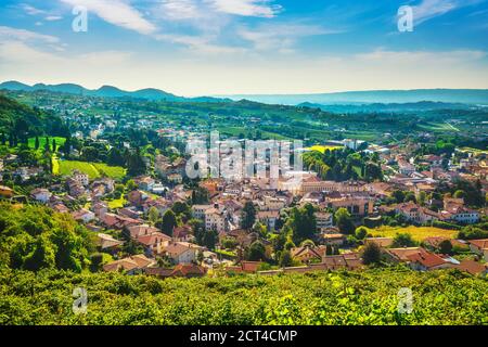 Village et vignobles de Valdobbiadene. Prosecco Hills, site classé au patrimoine mondial de l'UNESCO. Vénétie, Italie, Europe. Banque D'Images