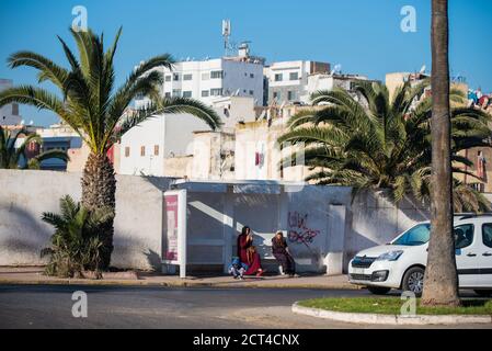 Casablanca, Maroc: 09/07/2019 : personnes qui parlent et attendent à l'arrêt de bus dans le centre-ville de Casablanca en été. L'endroit est isolé Banque D'Images