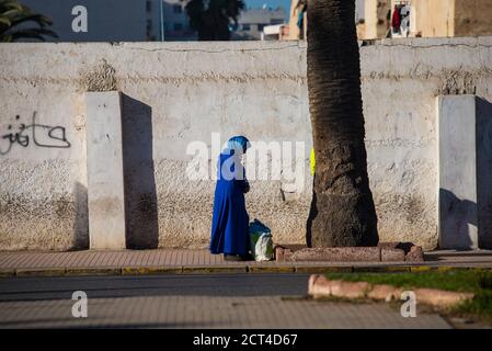 Casablanca, Maroc: 09/07/2019 : Portrait d'une femme musulmane avec sa tête couverte marchant dans le centre-ville de Casablanca par une journée ensoleillée. Femme cros Banque D'Images