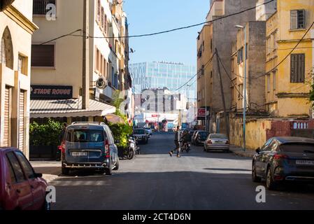 Casablanca, Maroc: 09/07/2019 : trafic dans le centre-ville du Maroc, Casablanca, en été. Les rues sont des foules et plein de voitures. Banque D'Images