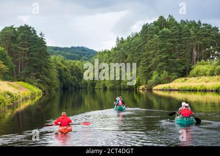 Canoë le Canal Calédonien, près de Fort William, Highlands, Ecosse, Royaume-Uni, Europe Banque D'Images