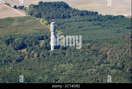 Zossen, Allemagne. 15 septembre 2020. La tour, connue sous le nom de tour de télévision Glienick, est d'environ 90 mètres de haut et est située sur le Kumberg dans la forêt près du village de Glienick. Au début de 1960, la tour a été construite comme une station relais pour la réception du 2ème programme de la télévision GDR, mais a déjà été mis en place pendant la construction comme un centre de contrôle de mesure radio du bureau de poste allemand. Après la réunification, le point de contrôle est devenu superflu et la tour est fermée. Credit: Soeren Stache/dpa-Zentralbild/ZB/dpa/Alay Live News Banque D'Images