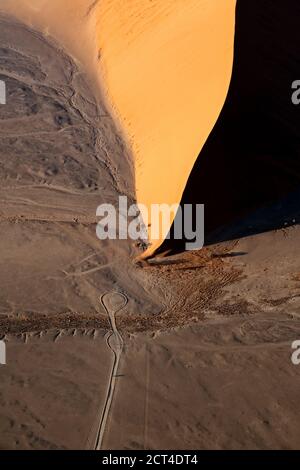 Dunes de sable rouge sous la lumière du matin à Sossusvlei, Namibie. Banque D'Images