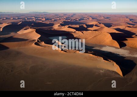 Dunes de sable rouge sous la lumière du matin à Sossusvlei, Namibie. Banque D'Images