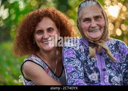 Bonne mère et fille agriculteurs ayant un bon moment à coucher de soleil Banque D'Images