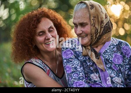 Bonne mère et fille agriculteurs ayant un bon moment à coucher de soleil Banque D'Images