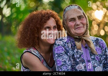 Bonne mère et fille agriculteurs ayant un bon moment à coucher de soleil Banque D'Images
