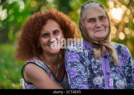 Bonne mère et fille agriculteurs ayant un bon moment à coucher de soleil Banque D'Images