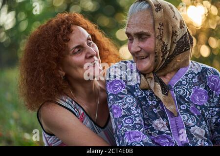 Bonne mère et fille agriculteurs ayant un bon moment à coucher de soleil Banque D'Images