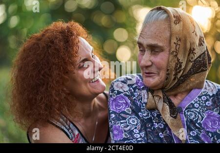 Bonne mère et fille agriculteurs ayant un bon moment à coucher de soleil Banque D'Images