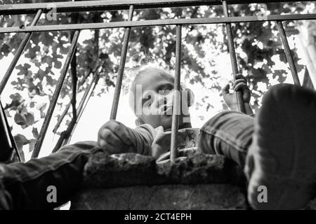 Gros plan portrait noir et blanc d'un adorable enfant caucasien souriant. Portrait d'un enfant heureux dans la nature. Concept d'enfance heureuse. Le bébé