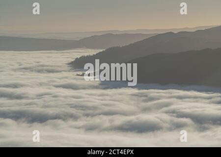Les nuages couvrent le Loch Lomond, vu de Ben Lomond dans le parc national des Trossachs, Highlands écossais, Écosse, Royaume-Uni, Europe Banque D'Images