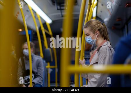 Moscou. Russie. 17 septembre 2020 fille à l'intérieur d'un bus de ville. Sur le visage des passagers sont des masques de protection. Mesures de prévention contre le virus Banque D'Images