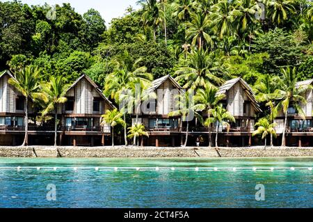 Maisons de vacances vernaculaires en bord de mer sur une île Banque D'Images