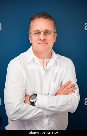 18 septembre 2020, Sarre, Sarrebruck : Tim Meyer, médecin sportif, tourné à l'extérieur de son bureau. Tim Meyer est chef de la Task Force Sports Medicine/Special Game Operations de DFL (Ligue allemande de football) pendant la Corona Pandemic et DFB (Association allemande de football), directeur médical de l'Institut pour le sport et la médecine préventive à l'Université de Saarland et médecin d'équipe de l'équipe nationale allemande de football. En tant que chef de la task force, Meyer était responsable du concept d'hygiène qui a permis la saison précédente de la Bundesliga et de la 2ème division d'être amené à une clôture sportive après a c Banque D'Images