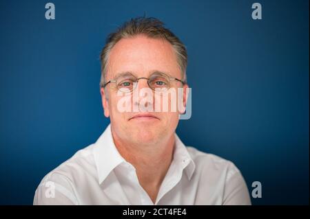 18 septembre 2020, Sarre, Sarrebruck : Tim Meyer, médecin sportif, tourné à l'extérieur de son bureau. Tim Meyer est chef de la Task Force Sports Medicine/Special Game Operations de DFL (Ligue allemande de football) pendant la Corona Pandemic et DFB (Association allemande de football), directeur médical de l'Institut pour le sport et la médecine préventive à l'Université de Saarland et médecin d'équipe de l'équipe nationale allemande de football. En tant que chef de la task force, Meyer était responsable du concept d'hygiène qui a permis la saison précédente de la Bundesliga et de la 2ème division d'être amené à une clôture sportive après a c Banque D'Images