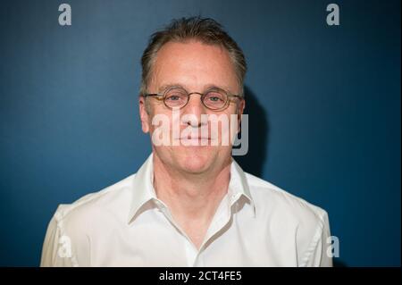 18 septembre 2020, Sarre, Sarrebruck : Tim Meyer, médecin sportif, tourné à l'extérieur de son bureau. Tim Meyer est chef de la Task Force Sports Medicine/Special Game Operations de DFL (Ligue allemande de football) pendant la Corona Pandemic et DFB (Association allemande de football), directeur médical de l'Institut pour le sport et la médecine préventive à l'Université de Saarland et médecin d'équipe de l'équipe nationale allemande de football. En tant que chef de la task force, Meyer était responsable du concept d'hygiène qui a permis la saison précédente de la Bundesliga et de la 2ème division d'être amené à une clôture sportive après a c Banque D'Images