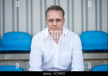 18 septembre 2020, Sarre, Sarrebruck : Tim Meyer, médecin sportif, est assis sur des places couvertes sur un terrain de football. Tim Meyer est chef de la Task Force Sports Medicine/Special Game Operations de DFL (Ligue allemande de football) pendant la Corona Pandemic et DFB (Association allemande de football), directeur médical de l'Institut pour le sport et la médecine préventive à l'Université de Saarland et médecin d'équipe pour l'équipe nationale allemande de football. En tant que chef du groupe de travail, Meyer était responsable du concept d'hygiène qui a permis de faire passer la saison précédente de la Bundesliga et de la 2e division à un spo Banque D'Images