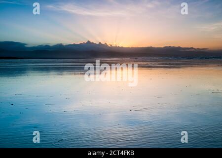 Black Rock Sands Beach au lever du soleil, près de Porthmadog, au nord du pays de Galles Banque D'Images