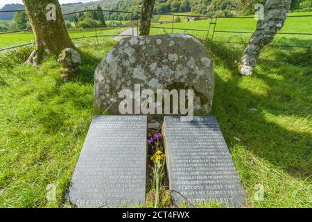 La tombe de Gelert, l'histoire du prince Llywelyn du XIIIe siècle du nord du pays de galles et de son fidèle chien Gelert, Beddgelert du nord du pays de Galles au Royaume-Uni. Août 2020 Banque D'Images