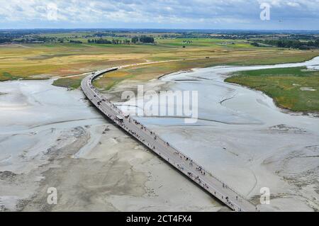 Pont Passerelle (passerelle) vu de l'église-abbaye Saint-Michel ; Mont-Saint-Michel, Normandie, France. Banque D'Images