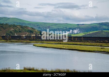 Ffestivoiog et le train gallois Highland train à la vapeur le long de l'épi, Porthmadog nord du pays de Galles Royaume-Uni. Août 2020 Banque D'Images